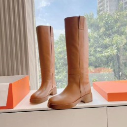 Женские кожаные сапоги Hermes коричневые с вырезом спереди 2024