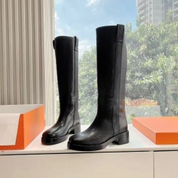 Женские кожаные сапоги Hermes черные с вырезом спереди 2024