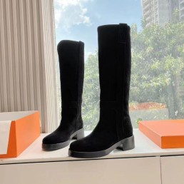 Женские замшевые сапоги Hermes черные с вырезом спереди 2024