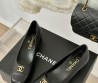 Женские кожаные туфли Chanel черные с логотипом 2024