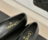 Женские кожаные туфли Chanel черные с логотипом 2024