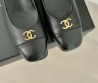 Женские кожаные туфли Chanel черные с логотипом 2024