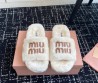 Женские меховые шлепанцы Miu Miu белые 2024