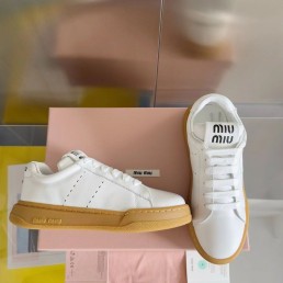 Женские кожаные кроссовки Miu Miu белые с коричневой подошвой 2024