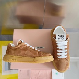 Женские замшевые кроссовки Miu Miu коричневые с коричневой подошвой 2024