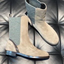 Женские замшевые сапоги Brunello Cucinelli бежевые с эластичной вставкой 2024