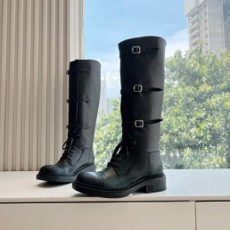 Женские кожаные сапоги Miu Miu черные с ремешками 2024