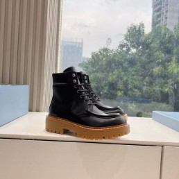 Женские кожаные ботинки Prada черные на тракторной подошве 2024