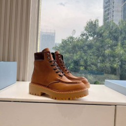 Женские кожаные ботинки Prada бежевые на тракторной подошве 2024