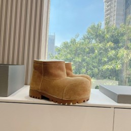 Женские замшевые укороченные сапоги Balenciaga Alaska fur bootie бежевые на меху 2024