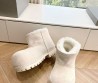 Женские замшевые укороченные сапоги Balenciaga Alaska fur bootie белые на меху 2024