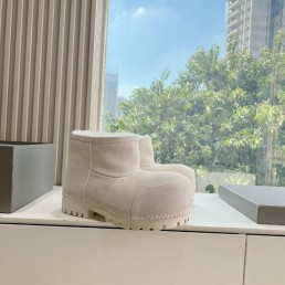 Женские замшевые укороченные сапоги Balenciaga Alaska fur bootie белые на меху 2024