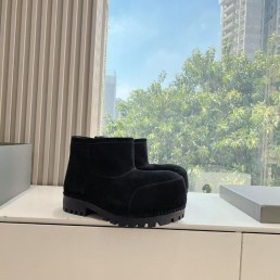 Женские замшевые укороченные сапоги Balenciaga Alaska fur bootie черные на меху 2024