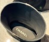 Женские кожаные сапоги Chanel черные с эмблемой 2024