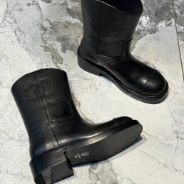 Женские кожаные сапоги Chanel черные с эмблемой 2024