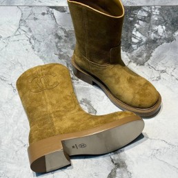 Женские замшевые сапоги Chanel коричневые с эмблемой 2024