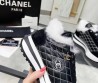 Женские комбинированные кроссовки Chanel черные с белым мехом 2024