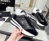 Женские комбинированные кроссовки Chanel черные с белым мехом 2024