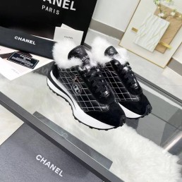 Женские комбинированные кроссовки Chanel черные с белым мехом 2024