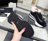 Женские комбинированные кроссовки Chanel черные с розовым мехом 2024