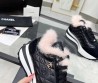 Женские комбинированные кроссовки Chanel черные с розовым мехом 2024