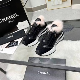 Женские комбинированные кроссовки Chanel черные с розовым мехом 2024