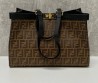 Женская текстильная сумка Fendi коричневая с черными логотипами 40х27х15 2024