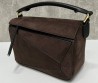 Женская замшевая сумка Loewe коричневая 25х15х10 2024