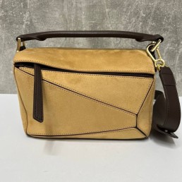 Женская замшевая сумка Loewe бежевая 25х15х10 2024