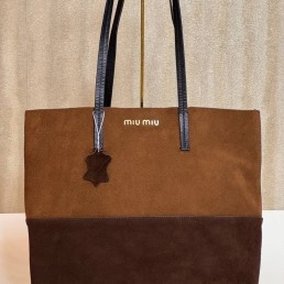 Женская замшевая сумка Miu Miu коричневая 35х33 2024
