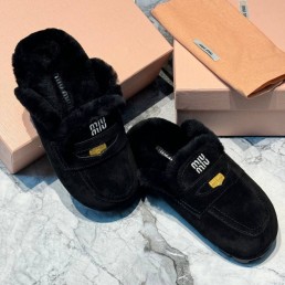 Женские замшевые мюли Miu Miu Penny Loafer черные с мехом 2024