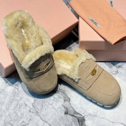 Женские замшевые мюли Miu Miu Penny Loafer бежевые с мехом 2024