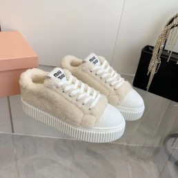 Женские меховые кеды Miu Miu бежевые 2024