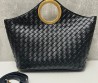 Женская кожаная сумка Bottega Veneta черная 42х30х12 2024