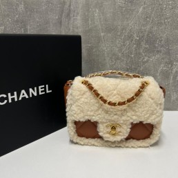 Женская кожаная сумка Chanel коричневая с молочным мехом 25х15х10 2024