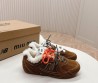 Женские замшевые кроссовки Miu Miu & New Balance коричневые на меху с разноцветными шнурками 2024
