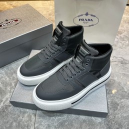 Мужские высокие комбинированные кроссовки Prada на меху серые 2024