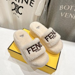 Женские меховые мюли Fendi молочные 2024