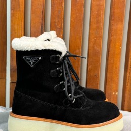 Женские замшевые ботинки Prada черные со шнуровкой 2024