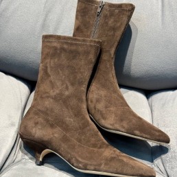 Женские замшевые сапоги The Row коричневые на маленьком каблуке 2024