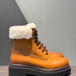 Женские кожаные ботинки Prada светло-коричневые с мехом 2024