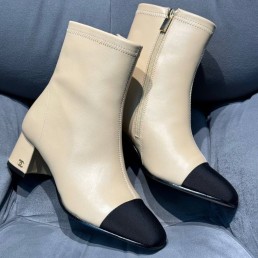 Женские кожаные ботильоны на меху Chanel молочные с черным текстильным носом 2024