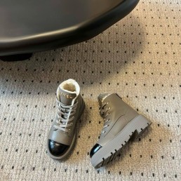 Женские кожаные ботинки Chanel серые на меху с лакированным черным носом 2024