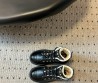 Женские кожаные ботинки Chanel черные на меху с лакированным носом 2024