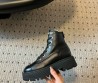 Женские кожаные ботинки Chanel черные на меху с лакированным носом 2024