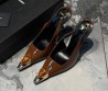 Женские кожаные туфли Saint Laurent коричневые с украшением на носке каблук 10 см 2024