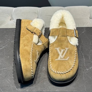 Женские замшевые ботинки Louis Vuitton Colorado Comfort на меху бежевые 2024