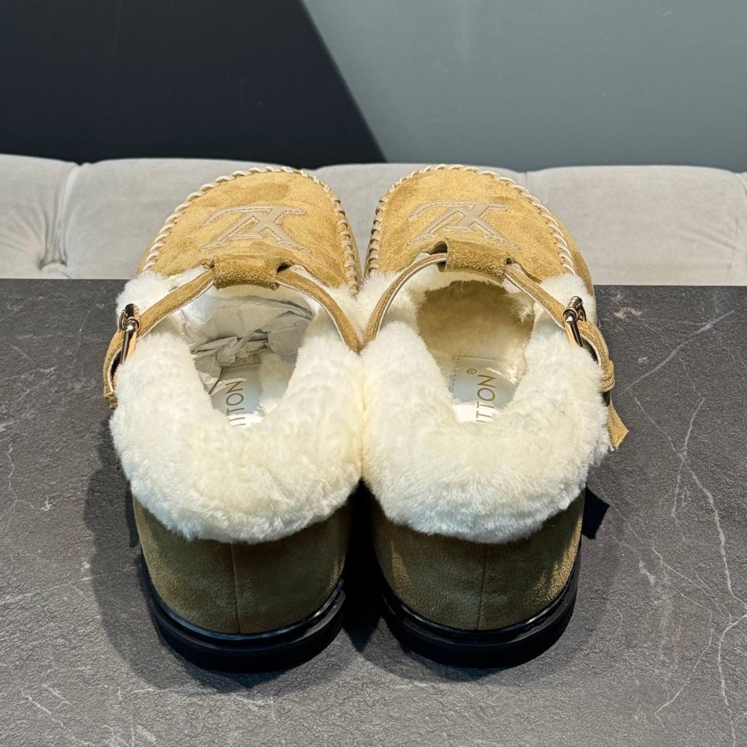 Женские замшевые ботинки Louis Vuitton Colorado Comfort на меху бежевые 2024