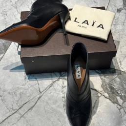 Женские кожаные ботильоны Alaia черные каблук 9 см 2024