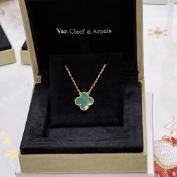 Женское колье Van Cleef & Arpels золотистое с зеленой подвеской 2025